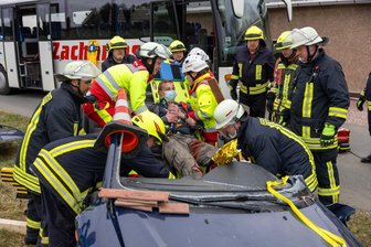 36 Verletzte und dramatische Situation: Großübung der Feuerwehren im Erzgebirge - Wie geht Hilfe nach einem schweren Verkehrsunfall? 150 Retter probten für den Ernstfall.