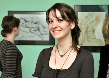
              <p class="artikelinhalt">Eine Ausstellung im Brander Cottagymnasium zeigt derzeit Arbeiten zum Thema Akt von Julia Wegener (vorn). Die Schülerin liebt vor allem das Zeichnen mit Kreide. </p>
            