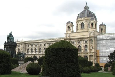Das KHM Wien im April 2014. Die Fassadenrenovierung des rechten Flügels ist noch nicht ganz abgeschlossen.