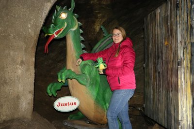 Drachenhöhlen-Chefin Manuela Schindler und Justus in der Tiefe.