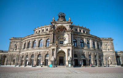 An der Semperoper werden derzeit die Balustraden auf der Elbseite saniert. (Archivbild)