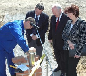 
              <p class="artikelinhalt">Bauleiter Lutz Klebsch versenkte die Hülse mit Dokumenten im Grundstein und verlas einen traditionellen Spruch, bevor Bauherr Peter Reichenberger, Ministerpräsident Georg Milbradt und Oberbürgermeisterin Heidrun Hiemer (von links) die symbolischen Hammerschläge zur Grundsteinlegung ausführten.</p>
            