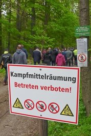 Etwa 20 Lichtenauer haben sich am Mittwoch beim Vor-Ort-Termin des Kampfmittelbeseitigungsdienstes über Munitionsfunde im Wald informiert.