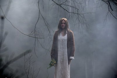 Tanja Rossner (Maria Simon) lebt als Einsiedlerin allein im Wald und wird auch "Holzweibel" genannt.