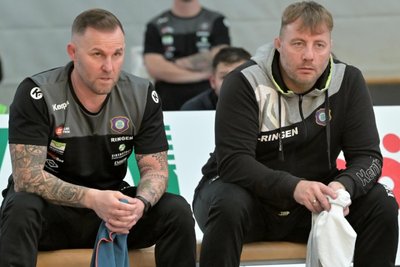 Der Auer Chefcoach Björn Schöniger (l.) – hier mit Mannschaftsleiter Frank Witscher vom Bundesligateam – ist stolz auf die FCE-Reserve, die die Landesliga gerockt hat.