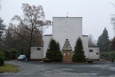 Wer den Friedhof (im Bild das Krematorium) aufsuchen muss, kann wegen Bauarbeiten derzeit nicht davor parken.