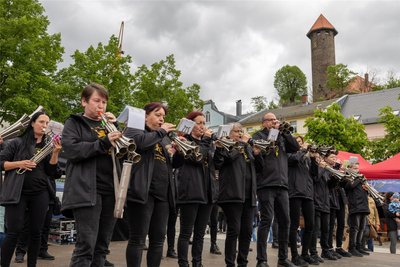 Die Auerbacher Schalmeienkapelle sorgte für schmissige Musik auf dem Neumarkt.