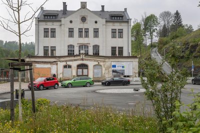 Während im hinteren Teil die Arbeiten voranschreiten, ist das größte Projekt noch ungewiss. Abschließend soll der südliche Gebäudetrakt erneuert werden. Doch das weitere Millionenvorhaben steht und fällt mit der finanziellen Unterstützung durch Fördermittel.