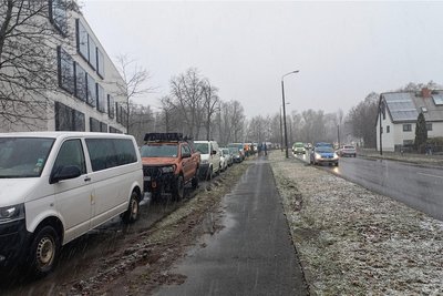 Hunderte Traktoren rollen am Nachmittag des 7. Februar 2024 zum Bauernprotest mit Demo in Freiberg. Zeitweise ging nichts mehr auf den Zufahrtsstraßen. Entlang der Leipziger Straße sind zahlreiche Pkw und Kleintransporter abgestellt. Sie stammen von Handwerkern, die den Protest unterstützen.