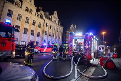 Zum Brand an der Jahnstraße waren am Freitagmorgen viele Einsatzkräfte angerückt. Mit vor Ort waren die Berufsfeuerwehr und die freiwillige Wehr aus Neundorf sowie Rettungssanitäter.