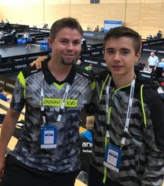Karl Zimmermann (rechts), begleitet von TTC-Vorstand Christian Hornbogen) genoss die Atmosphäre bei der Deutschen Tischtennis-Meisterschaft in Saarbrücken. 