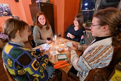 Lydia Klemm, Jacqueline Weiher, Aneke Hansen und Fabrice Klemm (v. l. n. r.) beim Kartenspielen.