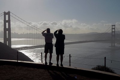 San Francisco ist mit der Golden Gate Bridge im Norden, dem Pazifik im Westen und der berühmten San-Francisco-Bay im Osten eine berauschend schöne Stadt. Die Metropole übt eine magische Anziehungskraft aus: Von Apple über Facebook, Google und Twitter bis zu Uber haben alle großen Tech-Firmen in der Region ihre Hauptquartiere. Die Mitarbeiter erhalten oft Spitzengehälter - und treiben so die Immobilien- und Mietpreise in die Höhe. 