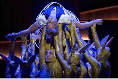 Matthias Störmer als Casanova wird vom Ballett getragen. 