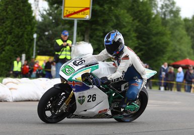 Martin Wimmer testete in Zschorlau die MZ-Moto2-Rennmaschine für die ADAC Sachsenring Classic.