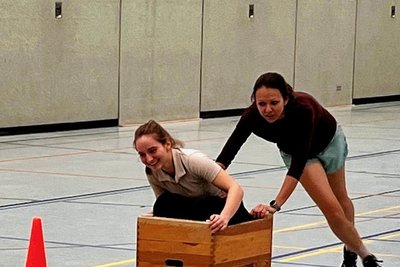 Joe-Ann Weigelt genießt die wilde, von Jenny Lorenz angetriebene Slalom-Fahrt. 