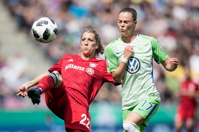 Münchens Verena Faißt (links) kommt vor Wolfsburgs Ewa Pajor an den Ball.