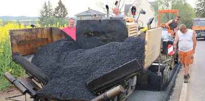 Zwischen Oederan und Börnichen wird ein Fuß-/Radweg gebaut. Am Mittwoch wurde der Asphalt aufgebracht. 