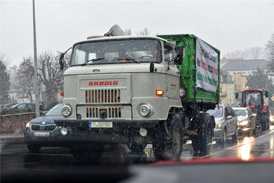 Die Bauern bekommen am 7. Februar bei ihrer Protestfahrt und -Kundgebung Unterstützung von zahlreichen Handwerkern und Gewerbetreibenden aus dem Umland von Freiberg. Das Bild zeigt einen Lkw auf der Sternfahrt an der Bebel-Kreuzung in Freiberg.