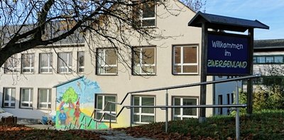 Von außen nicht zu sehen: Im Kindergarten in Reuth wird innen groß gebaut. Im Januar soll der Umzug der Kinder zurück ins Haus erfolgt. 