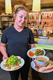 Daria Stolbic mit einigen der Klassikern aus der Küche: Gemüsesalat, Knoblauchsuppe und Falafel-Bällchen. 