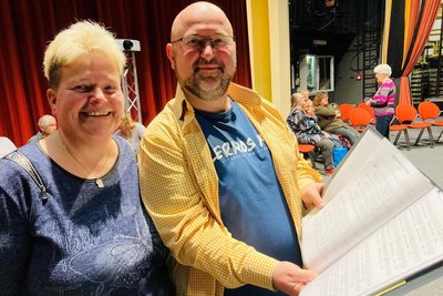 Verfolgt die EM, so gut sie kann – und die Spiele der Deutschen sowieso, sogar im Konzert: Grit Wolf, Vorsitzende des Auer Blema-Chors. Hier mit dem Dirigenten Hendrik Beyreuther.