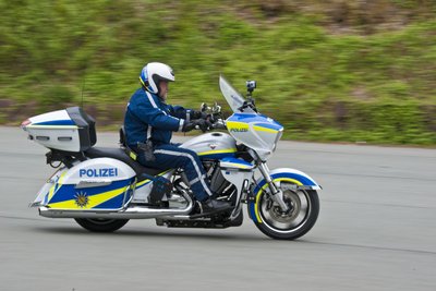 Eines der vier neuen "Victory Cross Country Tour"-Motorräder, mit denen die Polizei nun vor allem im Grenzraum mobiler sein will.