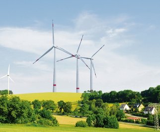 Die Visualisierung zeigt einen Vergleich der 99 Meter hohen bereits existierenden Windkraftanlage (links) und der geplanten bis zu 241 Meter hohen Anlagen. Zum Vergleich: Der Dresdner Fernsehturm wird mit einer Höhe von 252Metern angegeben. 