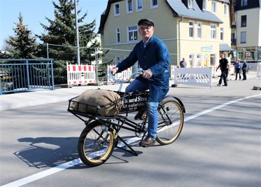 Wolfgang Wundram befuhr mit seinem historischen Fahrrad als Erster über die Brücke.