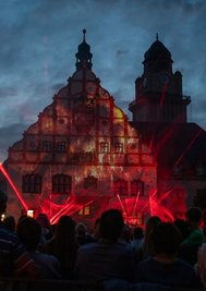Auch wenn es so aussah: Das Plauener Rathaus brannte nicht. Für die Effekte sorgte eine Multimediashow.