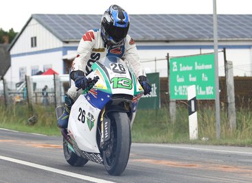 Der ehemalige Grand-Prix-Pilot nutzte die Gelegenheit, mit der Moto2-MZ-Rennmaschine, die er am Sachsenring einsetzen wird, erstmals einige Runden zu drehen.
