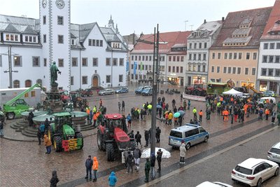 Protest auf dem Obermarkt in Freiberg am 7. Februar: Die Bauern haben eine Barriere am Otto-Denkmal zur Querdenker-Kundgebung gebildet. Ab 17 Uhr beginnt die Kundgebung zum Bauernprotest auf der Seite Fischer-/Peterstraße.