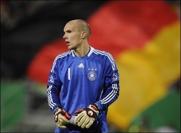 Der durch Selbstmord aus dem Leben geschiedene Fußball-Nationaltorwart Robert Enke litt seit Jahren an Depressionen. Enkes Tod löste deutschlandweit Entsetzen aus, die Nationalelf sagte das Länderspiel gegen Chile ab.