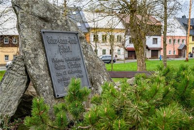 Der Gedenkstein wurde 1936 noch zu Lebzeiten Anton Günthers anlässlich seines 60. Geburtstages in seinem Heimatort Gottesgab eingeweiht
