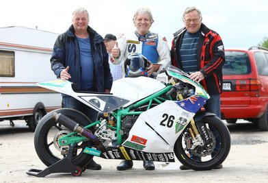 Martin Wimmer (MItte) wird eine Moto 2 MZ RE, die Anthony West 2011 in der WM fuhr, am Sachsenring einsetzen. Eigentümer der Maschine sind mittlerweile die Brüder Rolf (li.) und Klaus Lippmann.