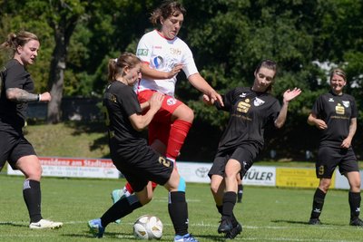 Die zweifache DFC-Torschützin Daniela Mittag (Mitte) wird hier von Rodewischs Marie Hagen (links daneben) und Lisa Schädlich in die Zange genommen.