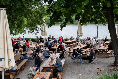 Viele Menschen nutzen Sommerwetter zum Besuch im Biergarten - deutschlandweit. Doch es gibt Unterschiede in der Republik, wie mit öffentlich gerauchten Joints umgegangen wird.