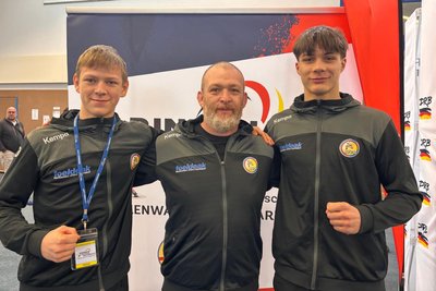 Henry Schmidt, sein Vater Robin Schmidt als Trainer sowie Erwin Lerchenberger (von links) vertraten die Farben des RSK Gelenau.