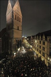 Der Tod des Fußballnationaltorwarts Robert Enke hat Entsetzen und Trauer ausgelöst. Zahlreiche Menschen kamen zu einer Trauerandacht in Hannover.