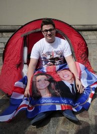 Ein erklärter Fan von Prinzessin Diana, eine Großmutter mit einer Vorliebe für königliche Zeremonien und ein Student, der sich selbst als "bekloppt" bezeichnet - drei Tage vor der Hochzeit von Prinz William und Kate Middleton haben die ersten Schaulustigen bereits vor Westminster Abbey ihre Zelte aufgeschlagen.