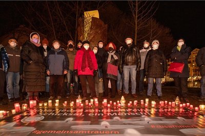 50 Vogtländer haben am Montagabend der Pandemie-Opfer gedacht.