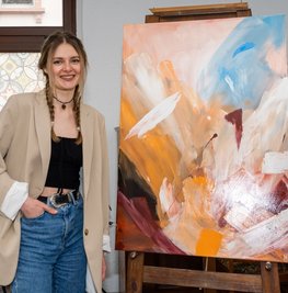 Farbenfroh in Acryl: Annabell Winhart stellt beim Verein Deckerberg an der Schulstraße 11 ab Freitag zum ersten Mal ihre Bilder aus. 