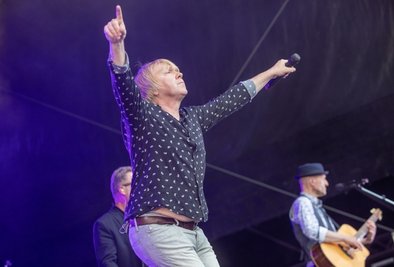 Die Popband Die Prinzen aus Leipzig (vorn: Tobias Künzel) ließ das Publikum am Sonntagabend zunächst warten. Doch als die Musiker schließlich loslegten, gab es für die Fans, die in Scharen auf den Altmarkt geströmt waren, ...