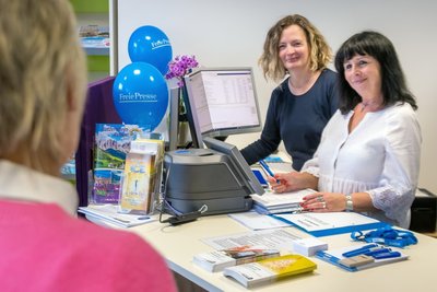 Am Eröffnungstag stand "Freie Presse"-Geschäftsstellenleiterin Anett Hofmann (l.) Katzenstein-Mitarbeiterin Elke Franke bei Kundengesprächen noch mit Rat und Tat zur Seite. 