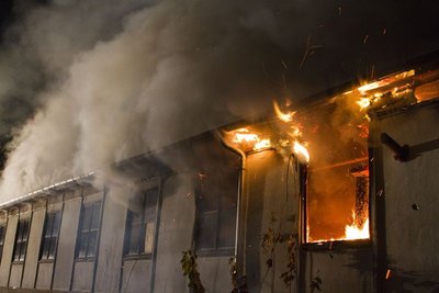 Am Sonntagmorgen wurde die Feuerwehr gegen 3 Uhr an die Hans-Witten-Straße gerufen.