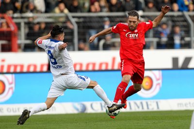 Marcel Mehlem (Karlsruhe, links) im Angriffsmodus gegen Aykut Öztürk (Zwickau)