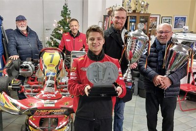 Opa Bringfried Tröger (von links), Papa Jens Tröger und Sohn Niels Tröger freuen sich über die besondere Würdigung, die Bürgermeister Tobias Kämpf und Stadtrat Bernd Stubenrauch überbrachten.