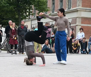 Tanz auf öffentlichen Plätzen gehört beim Festival "Tanz Moderne Tanz" dazu, wie hier mit JP Hon (links) und Alice Bonazzi in "Push" - einem Tanz um Kampf, Konkurrenz und Versöhnung der Gegensätze - auf dem Chemnitzer Brühl am Donnerstagabend. 