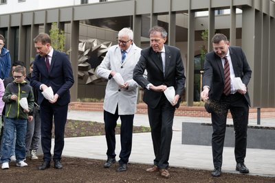 Beim Aussäen einer Blumenwiese zur Übergabe des Döbelner Dienstsitzes im April: Rechnungshofpräsident Jens Michel mit dem damaligen Landtagspräsidenten Matthias Rößler, Finanzminister Hartmut Vorjohann und Ministerpräsident Michael Kretschmer (v.r.n.l./alle CDU).