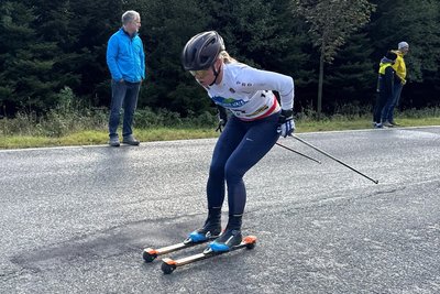 Fürs Skirollern bieten sich in ihrer neuen Wahlheimat Leipzig gute Bedingungen, doch auch auf Langlaufskiern hat Anna-Maria Dietze in den vergangenen Wochen schon fleißig trainiert.